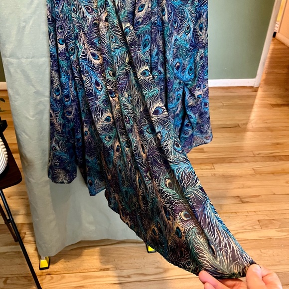 2X Lightweight material Peacock design over shirt blouse - Picture 4 of 7